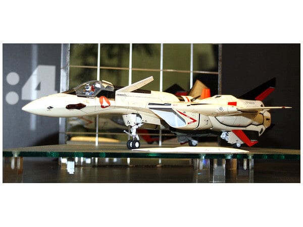 Macross Plus MC01 YF-19 1/48 Scale Model Kit