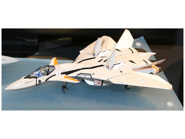 Macross Plus VF-11B Thunderbolt 1/72 Scale Model Kit